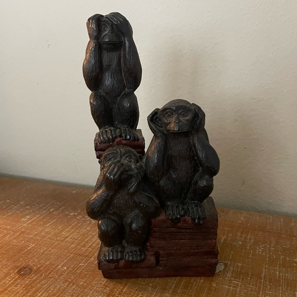 Hear Speak See No Evil Monkey Statue On Books - Picture 1 of 4